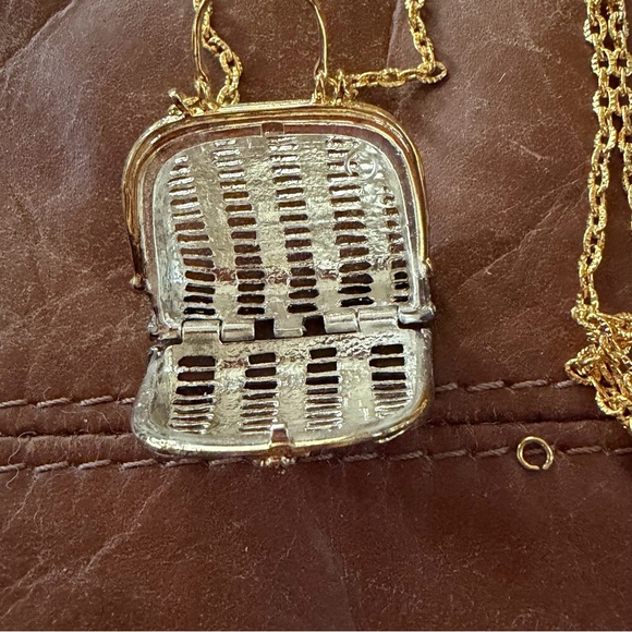 Beautiful pill box on a chain - Picture 4 of 5